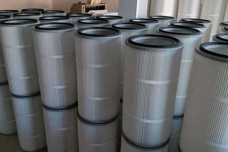 拋丸機除塵濾筒是一種用來進行過濾的筒狀元件，濾筒的濾料可選國產或進口聚酯長纖維無紡布